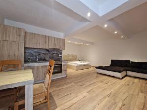 un ampio soggiorno con divano e tavolo di Triple Serenity Suite a Stockerau