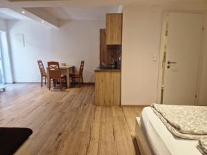 Kuhinja ili čajna kuhinja u objektu Triple Serenity Suite