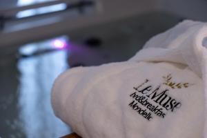 a towel with the words les miserables written on it at B&B Le Muse in Mondello