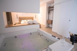 a room with a large mirror and a bath tub at B&B Le Muse in Mondello