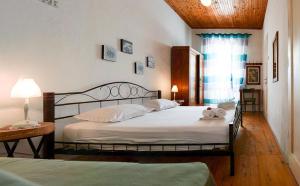 Giường trong phòng chung tại Oleander House