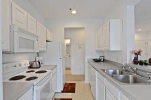 Rehoboth Beach Home that has It All的厨房或小厨房