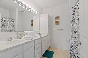 柏斯海滩Rehoboth Beach Home that has It All的带水槽和淋浴的白色浴室