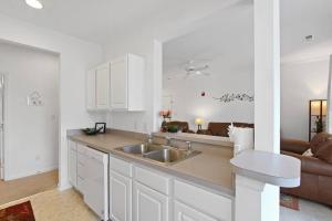 Rehoboth Beach Home that has It All的厨房或小厨房