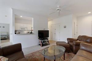 Rehoboth Beach Home that has It All的电视和/或娱乐中心