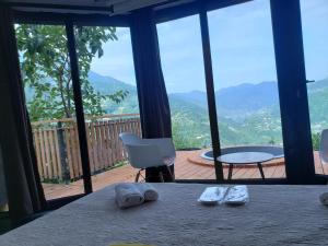 Vista generica sulle montagne o vista sulle montagne dall'interno di questo campeggio di lusso