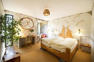 a bedroom with a bed and a desk in it at Hotel Goldflair am Rathaus in Korbach +270 photos