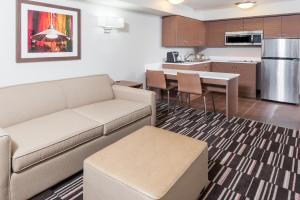 Kuchyň nebo kuchyňský kout v ubytování Microtel Inn & Suites by Wyndham Fort Saint John + 20 fotografií