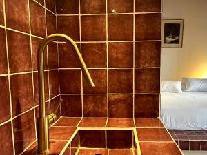 Postel nebo postele na pokoji v ubytování Stin Avli tou Pavlou Guest House