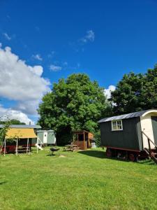 科姆堡The Delkin Shepherds Huts Castle Combe的一组移动房屋和一个棚屋