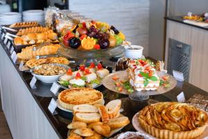 un buffet pieno di tanti tipi diversi di cibo di Hotel Sete Ilhas a Florianópolis