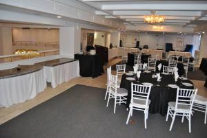 Un restaurant sau alt loc unde se poate mânca la Luxury Beachfront 3 Bedroom Miami Beach Condo,