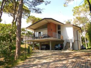 a large house with a balcony and a driveway at Ville Alba e Alessandra in Lignano Sabbiadoro +16 photos