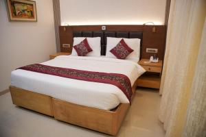 Postel nebo postele na pokoji v ubytování The Ontime Hotel, Bangalore