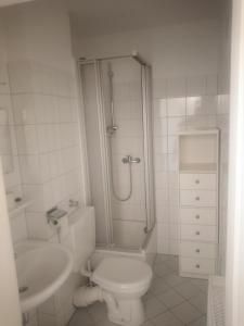 Un baño con inodoro, ducha y lavabo. en Top Apartment 200 Meter zum Rheinauhafen, en Colonia