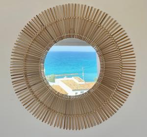 a circular mirror with a view of the ocean at Casa Ariana, casco antiguo, terrazas con vistas al mar in Altea