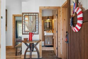 Η κουζίνα ή μικρή κουζίνα στο Soda Springs 3BR Ski and Lake Retreat
