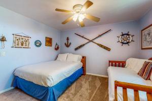 Ένα ή περισσότερα κρεβάτια σε δωμάτιο στο Breakwater Escape A 200 - Spacious Condo with BBQ grill, board games, and fireplace +18 φωτογραφίες