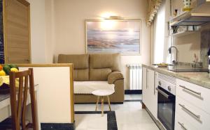 Η κουζίνα ή μικρή κουζίνα στο Casa Del Sol y la Luna Apartamento Medio Día +7 φωτογραφίες