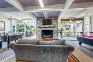 Χώρος καθιστικού στο Breakwater Escape A 200 - Spacious Condo with BBQ grill, board games, and fireplace