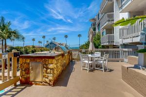 Μπαλκόνι ή βεράντα στο Breakwater Escape A 200 - Spacious Condo with BBQ grill, board games, and fireplace