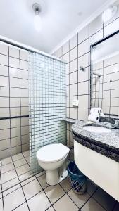 a bathroom with a toilet and a sink and a mirror at OFERTA - Fiori DiRoma Caldas Novas - Térreo - Parque Aquático 24h in Caldas Novas