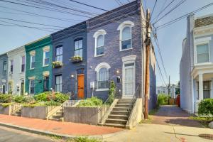 una fila di case colorate su una strada di 2 Mi to National Mall Stunning Townhome with Patio! a Washington