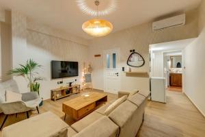 埃尔莫波利斯Cavos Suite的客厅里有一张沙发和一张桌子。