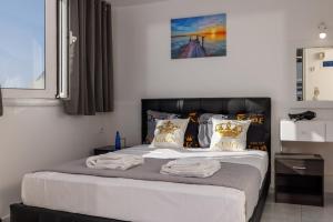 Postel nebo postele na pokoji v ubytování Kings Hersonissos Hotel