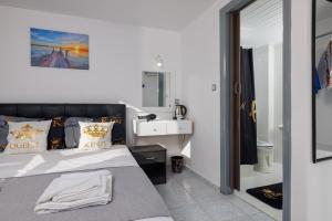Postel nebo postele na pokoji v ubytování Kings Hersonissos Hotel