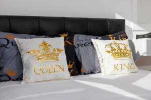 Postel nebo postele na pokoji v ubytování Kings Hersonissos Hotel