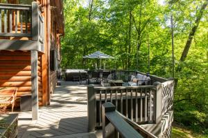 Μπαλκόνι ή βεράντα στο Story Book Cabin with Mountain Views, Game Cave, Hot Tub and Close to Downtown