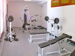 una palestra con diverse attrezzature sportive in una stanza di Saint George Borovets Hotel a Borovets