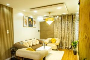 a living room with a couch and a table at Villa avec Jacuzzi en Côte d'Azur in Cotonou