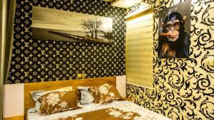 1 dormitorio con 1 cama con una foto de mono en la pared en Villa avec Jacuzzi en Côte d'Azur, en Cotonou