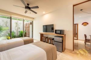 TV a/nebo společenská místnost v ubytování Nhoa Tulum Aparthotel by Maya PM