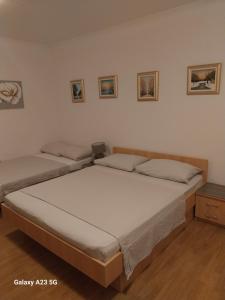 Postel nebo postele na pokoji v ubytování Apartmani Liberan Neum