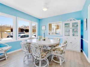 Φωτογραφία από το άλμπουμ του 1101 W Bay Ave σε Νιούπορτ Μπιτς