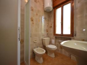 リニャーノ・サッビアドーロにあるVilla Missanaのバスルーム(トイレ、洗面台、バスタブ付)