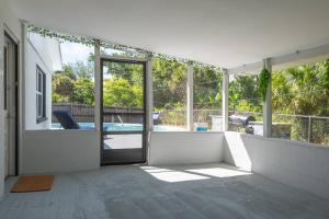 Piscina di Cruise Haven with Pool, 15 Min to Port Canav & Beach o nelle vicinanze