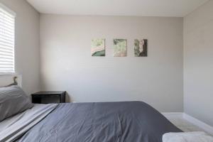 Letto o letti in una camera di Cruise Haven with Pool, 15 Min to Port Canav & Beach