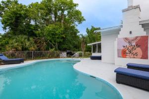 Piscina di Cruise Haven with Pool, 15 Min to Port Canav & Beach o nelle vicinanze