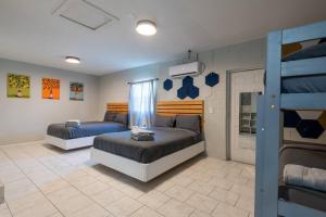 Letto o letti in una camera di Cruise Haven with Pool, 15 Min to Port Canav & Beach