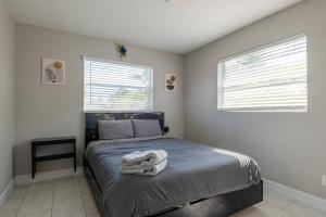 Letto o letti in una camera di Cruise Haven with Pool, 15 Min to Port Canav & Beach