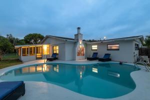 Piscina di Cruise Haven with Pool, 15 Min to Port Canav & Beach o nelle vicinanze