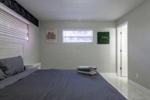 Letto o letti in una camera di Cruise Haven with Pool, 15 Min to Port Canav & Beach