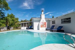 Piscina di Cruise Haven with Pool, 15 Min to Port Canav & Beach o nelle vicinanze