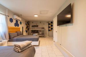 TV o dispositivi per l'intrattenimento presso Cruise Haven with Pool, 15 Min to Port Canav & Beach