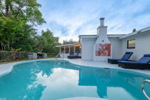 Piscina di Cruise Haven with Pool, 15 Min to Port Canav & Beach o nelle vicinanze