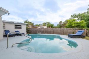 Piscina di Cruise Haven with Pool, 15 Min to Port Canav & Beach o nelle vicinanze